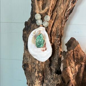 Elegant Green Pendant Oyster Shell Necklace